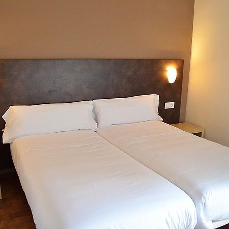 Hostal Restaurante Los Mellizos Guarroman ภายนอก รูปภาพ
