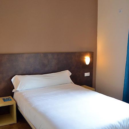 Hostal Restaurante Los Mellizos Guarroman ภายนอก รูปภาพ